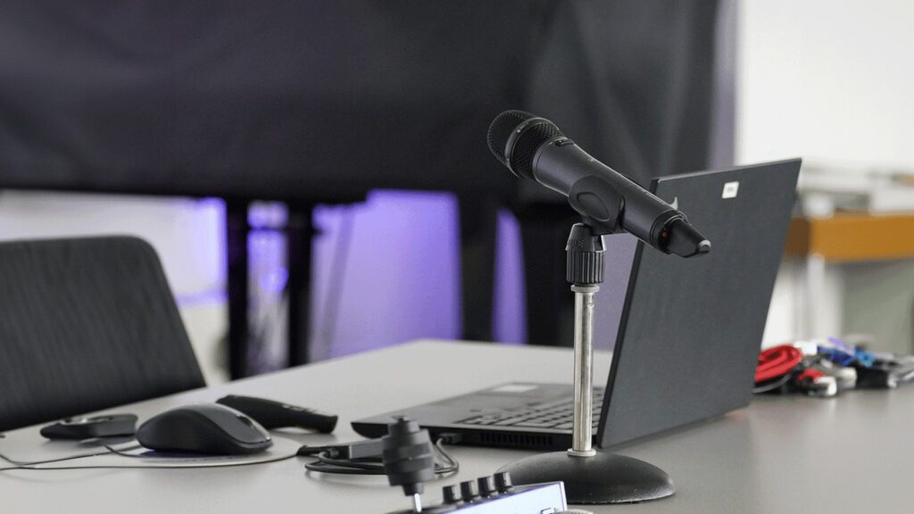 Podcast recording setup with microphone on stand, laptop, and headphones prepared for an interview with consultant Thomas Janvier, highlighting expertise sharing and knowledge transfer in professional consulting.