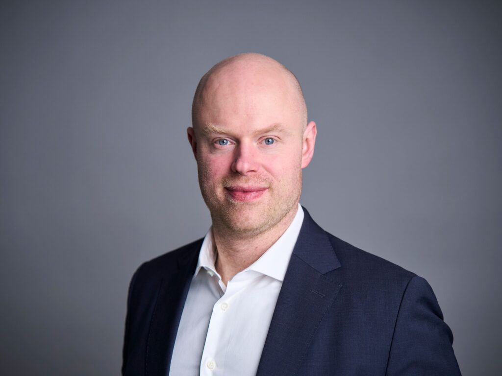 Portrait of Oliver Wehrkamp, a professional consultant in a dark blazer and white shirt, representing leadership and expertise in management consulting