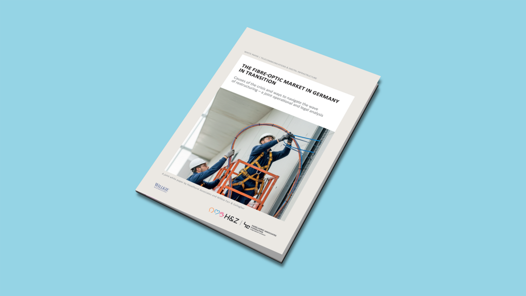 Print mock-up of the English fibre-optic market white paper on a light blue background | H&Z